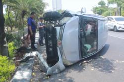 Kecelakaan di Surabaya, Minibus Dikemudikan Emak-Emak Tabrak Pohon hingga Terguling