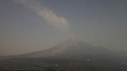 Gunung Semeru Erupsi Beruntun Malam Ini, Abu Vulkanik Membubung 900 Meter