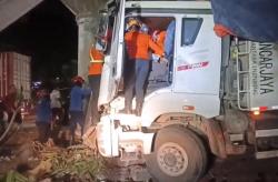Kecelakaan di Semarang, Dump Truk Hilang Kendali Hantam Tiang Listrik, 2 Terluka