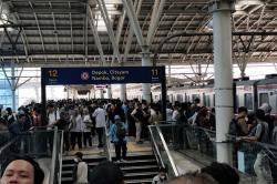 Stasiun Manggarai Padat Penumpang! Pohon Tumbang di UI Ganggu KRL Bogor