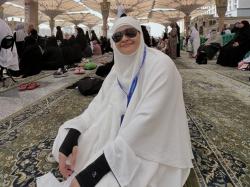 Mita The Virgin Kenang Mendiang Mama saat Umrah, Doanya Banjir Air Mata