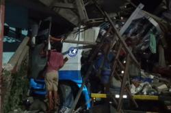 Kecelakaan Trailer Oleng di Pantura Tuban, Tabrak Truk hingga Hantam Rumah