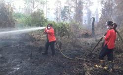 Anak Kena ISPA gegara Kabut Asap, Emak-Emak di Palangka Raya Ikut Terjun Padamkan Karhutla