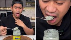 Video Viral Tanboy Kun Nekat Makan Tahu Busuk dari China, Baunya Super Menyengat!