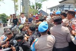 Demo Tolak Geothermal Gunung Ciremai Ricuh! Massa Ancam Jebol Pendopo Kuningan