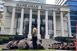 TNI-Polri Perkuat Penjagaan di MK Jelang Sidang Putusan Ijazah Gibran