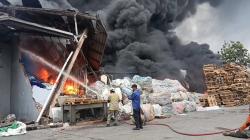 Pabrik Pengolahan Plastik di Cikupa Tangerang Terbakar, Karyawan dan Warga Panik