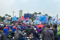 Penampakan Massa Buruh Gelar Aksi Demo di Depan Gedung DPR