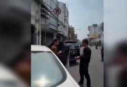 Viral Oknum Jukir Getok Parkir Rp15.000 ke Wisatawan di Jalan Asia Afrika Bandung
