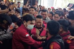 Momen Eks Jampidsus Febrie Tiba di PN Jakpus Jalani Sidang Dakwaan, Pakai Baju Tahanan