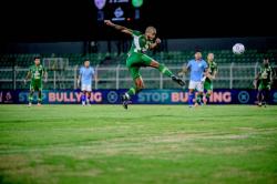 Hasil Isenmulang vs Persebaya di Super League: Penalti Alex Martins Bawa Bajul Ijo Curi 3 Poin di Lampung!