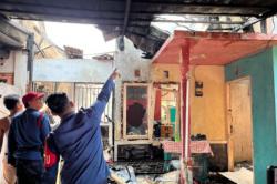 Kebakaran Rumah di Karawang gegara Sarang Tawon, Damkar Dikerahkan Padamkan Api