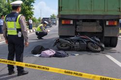 Kecelakaan Maut di Karawang, 3 Siswi SMP Boncengan Motor Tewas Tabrak Truk Mogok