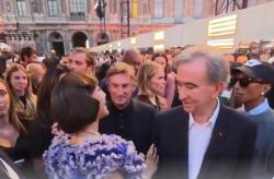 Lisa BLACKPINK Peluk dan Cium Ayah Frederic Arnault di Paris Fashion Week, Netizen Auto Heboh 