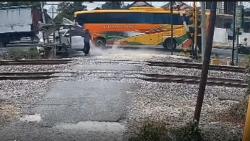 Bus Tabrak Mobil hingga Seruduk Pos KA di Lamongan, Relawan Nyaris Celaka!