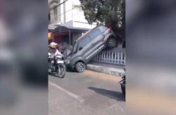 Salah Injak Gas, Mobil Dikemudikan Kakek Jombang Nyangkut di Pagar Rumah Warga