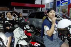 Krisis BBM di Jembrana, Pelajar SMA Terjebak Antrean di SPBU hingga Malam Hari