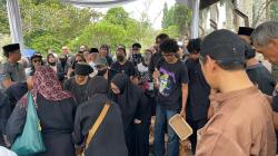Tangis Keluarga Pecah di Pemakaman Doddy Katamsi, Sang Putri Sampai Dibopong
