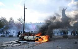 Prancis Rusuh! Ratusan Ribu Demonstran Bentrok dengan Polisi, Penjarahan di Mana-Mana