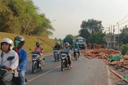 Kecelakaan di Jombang, 2 Pemotor Luka-Luka Tertimpa Muatan Kayu Terlepas dari Truk