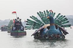 Unik! 43 Perahu Hias dari Limbah Plastik Berlayar di Danau Sunter