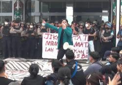 Massa Segel Kantor Gubernur Kalteng, Desak Karhutla Ditetapkan Bencana Nasional