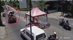 Viral! Detik-Detik Pikap Bermuatan Lemari Kayu Tersangkut Portal Pembatas Jembatan Koncer