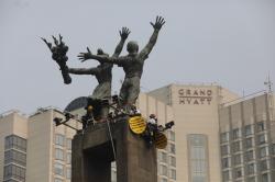 Aktivis Greenpeace Panjat Monumen Bundaran HI, Polisi Ingatkan Status Cagar Budaya