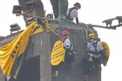 6 Aktivis Greenpeace Lemas usai Bentangkan Spanduk di Bundaran HI, Dilarikan ke Klinik
