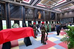 Momen Prabowo Beri Hormat di Depan Peti Jenazah Subagyo HS, Suasana Khidmat di Mabesad