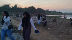 Unik! Sungai Brantas Mengering, Jadi Jalan Pintas dan Tempat Wisata Warga