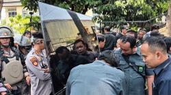 Ricuh, Massa Pendukung Sudewo Desak Pengadilan Sediakan Monitor Sidang