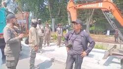 Sempat Diwarnai Perlawanan, Belasan Bangunan Liar di Frontage Road Dibongkar Satpol PP Sidoarjo