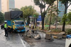 Truk Tabrak Separator Busway di Jakbar Bikin Macet, Transjakarta Koridor 9 Terlambat