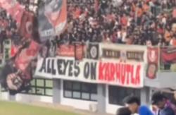 Spanduk All Eyes on Karhutla Dilarang di Stadion Patriot, Suporter Persija Menolak Copot!
