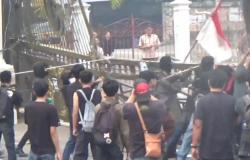Aksi Demo Karhutla di Jambi Ricuh, Massa Robohkan Pagar Kantor Gubernur