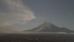 Gunung Semeru Erupsi Beruntun Malam Ini, Muntahkan Abu Vulknaik 800 Meter