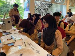 Pemeriksaan Mata dari MNC Peduli-OneSight EssilorLuxottica Foundation Bantu Kualitas Hidup Siswa Cigombong