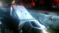 Truk Bermuatan Setengah Ton Es Kristal Tercebur ke Sungai di Surabaya