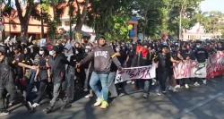 11 Orang Ditangkap saat Demo 2 Tahun Prabowo di Grahadi, Diduga Hendak Rusuh!