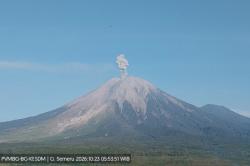 Gunung Semeru Meletus Pagi Ini, Muntahkan Kolom Abu Setinggi 1,2 Km