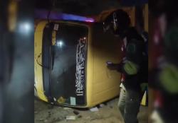 Kecelakaan Dump Truk Oleng Timpa 2 Motor di Pantura Tuban, 4 Orang Luka-Luka