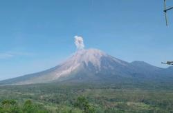 Gunung Semeru 5 Kali Erupsi sejak Dini Hari, Status Masih Siaga