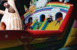 Mencekam! Sejumlah Anak Terjebak Balon Raksasa Kempes gegara Listrik Padam di Bangkalan