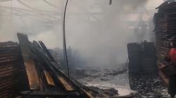 Gudang Kayu Pabrik Furnitur Ekspor di Cirebon Terbakar, Kerugian Rp750 Juta