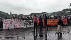 Demo di Malang Diguyur Hujan, Massa Soroti Persoalan Karhutla