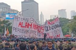 Dilarang ke Bundaran HI, Mahasiswa Bentangkan Spanduk Raksasa Hutan Bukan Milik Oligarki
