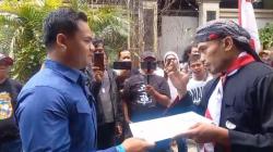 Massa Desak Gibran Mundur Datangi Rumah Jokowi di Solo, Titip 2 Surat Lewat Paspampres