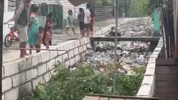 Hujan Pertama Picu Tumpukan Sampah di Kali Banyuajuh Bangkalan