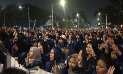 Massa Demo Mahasiswa Membubarkan Diri, Acungkan Salam 3 Jari